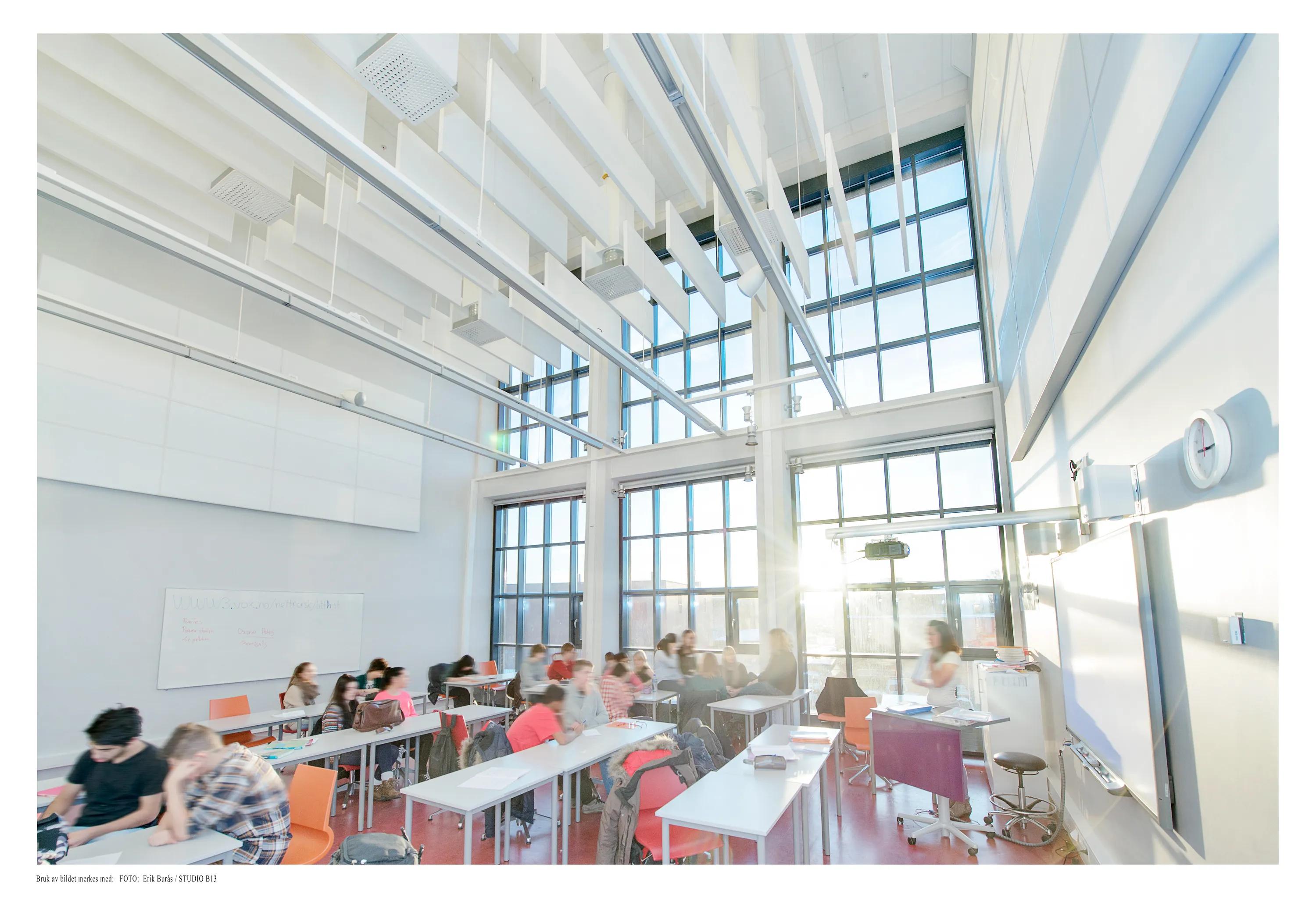 Rockfon white ceiling baffles in classroom at Frydenberg School in Oslo, Norway