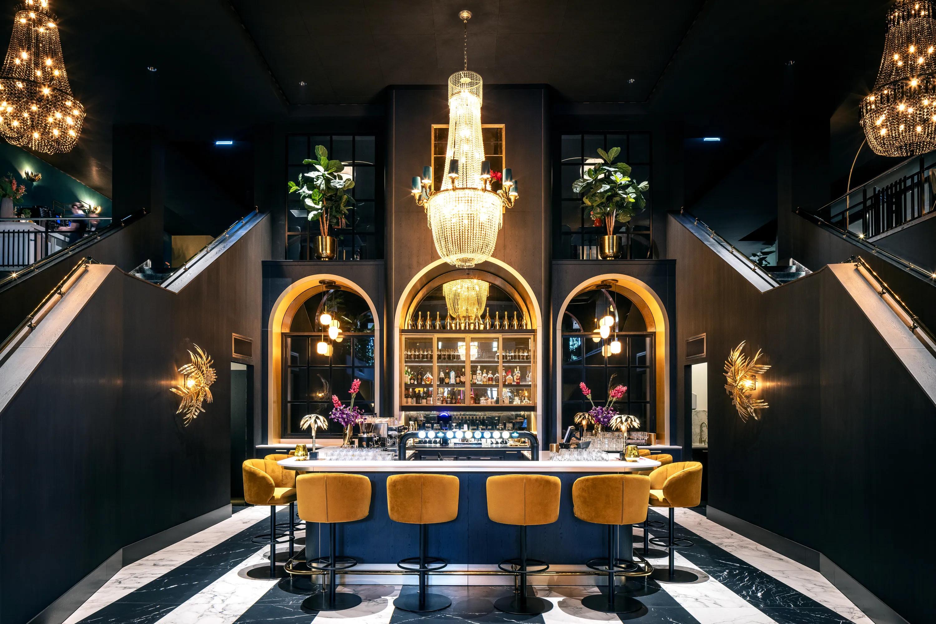 Restaurant in Theaterhotel Oranjerie in Roermond Netherlands with Rockfon Color-all X-Edge