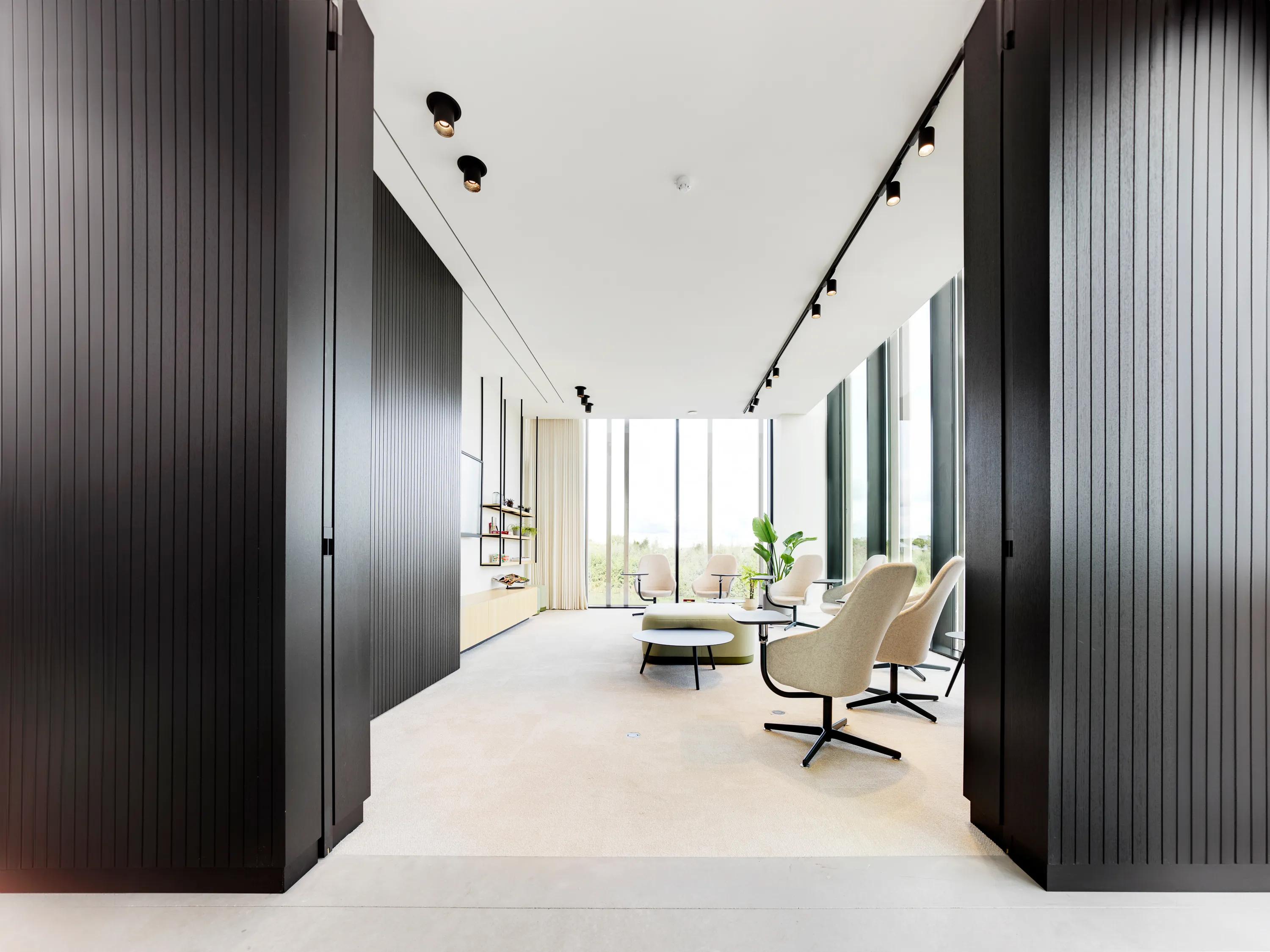 Meeting Room in Den Berk Délice in Hoogstraten Belgium with Rockfon Mono Acoustic TE-Edge