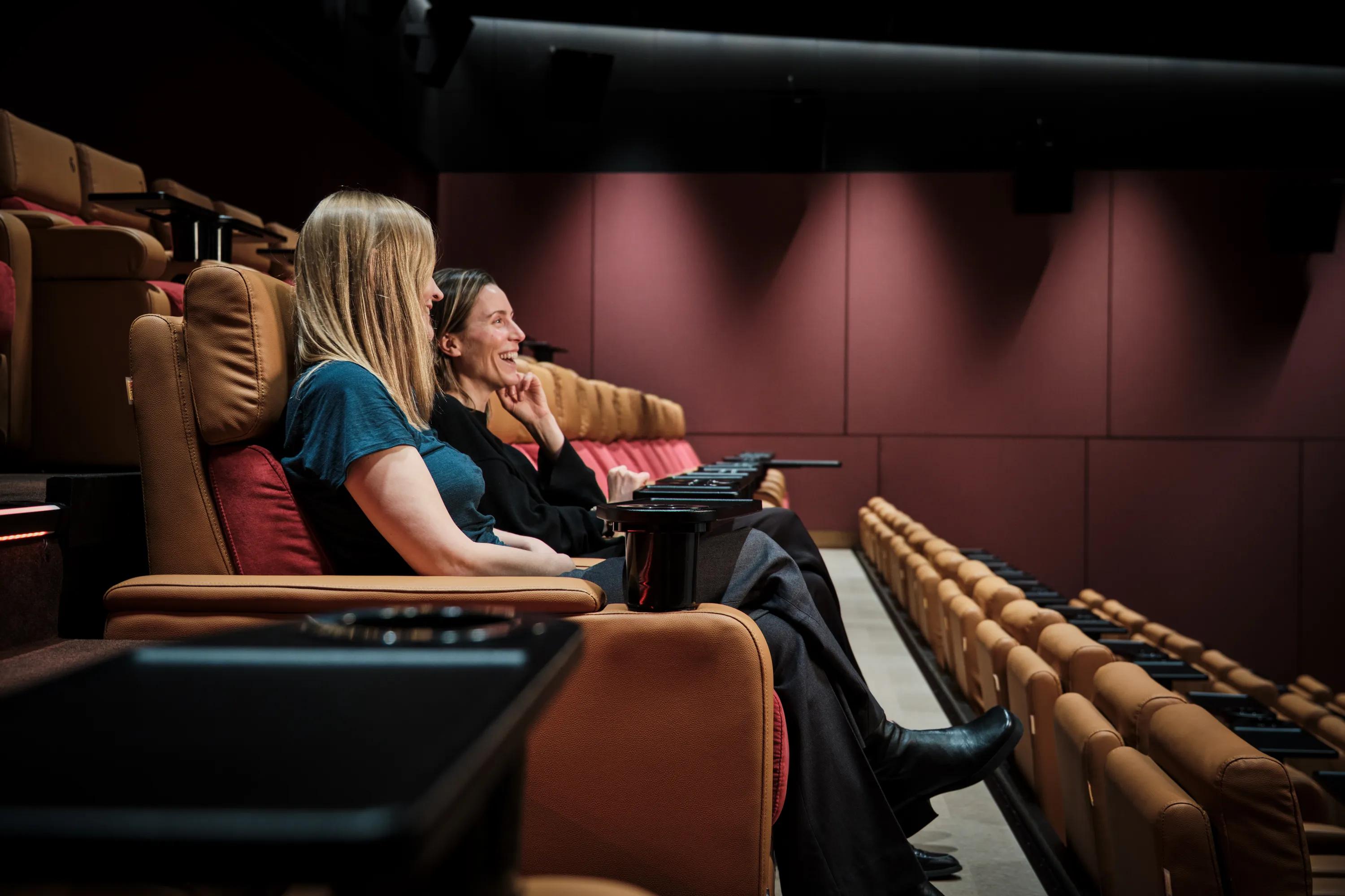 Cinema acoustics optimised with ceiling and wall sound-absorbing solutions.