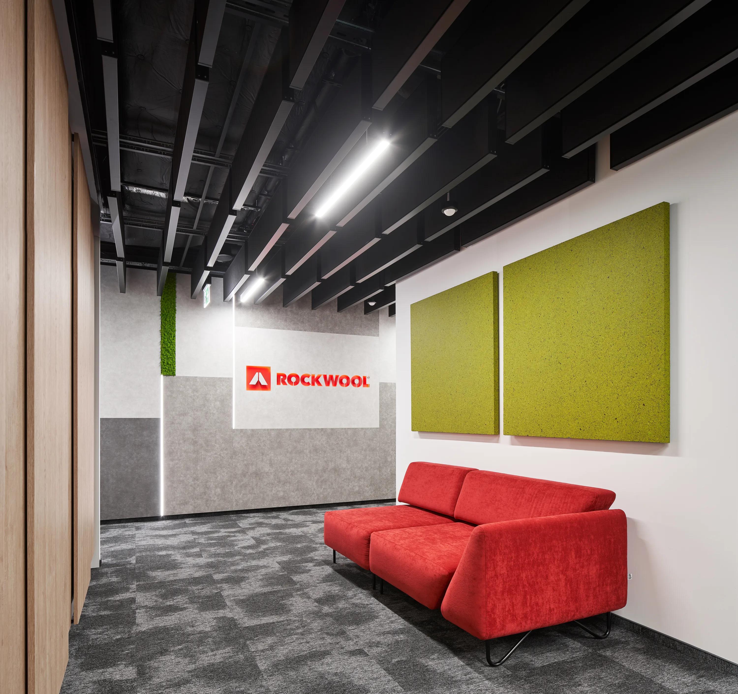 Corridor in ROCKWOOL GBS 4th Floor Offices Poznań in Poznań Poland with Rockfon Senses and Rockfon Universal Baffle