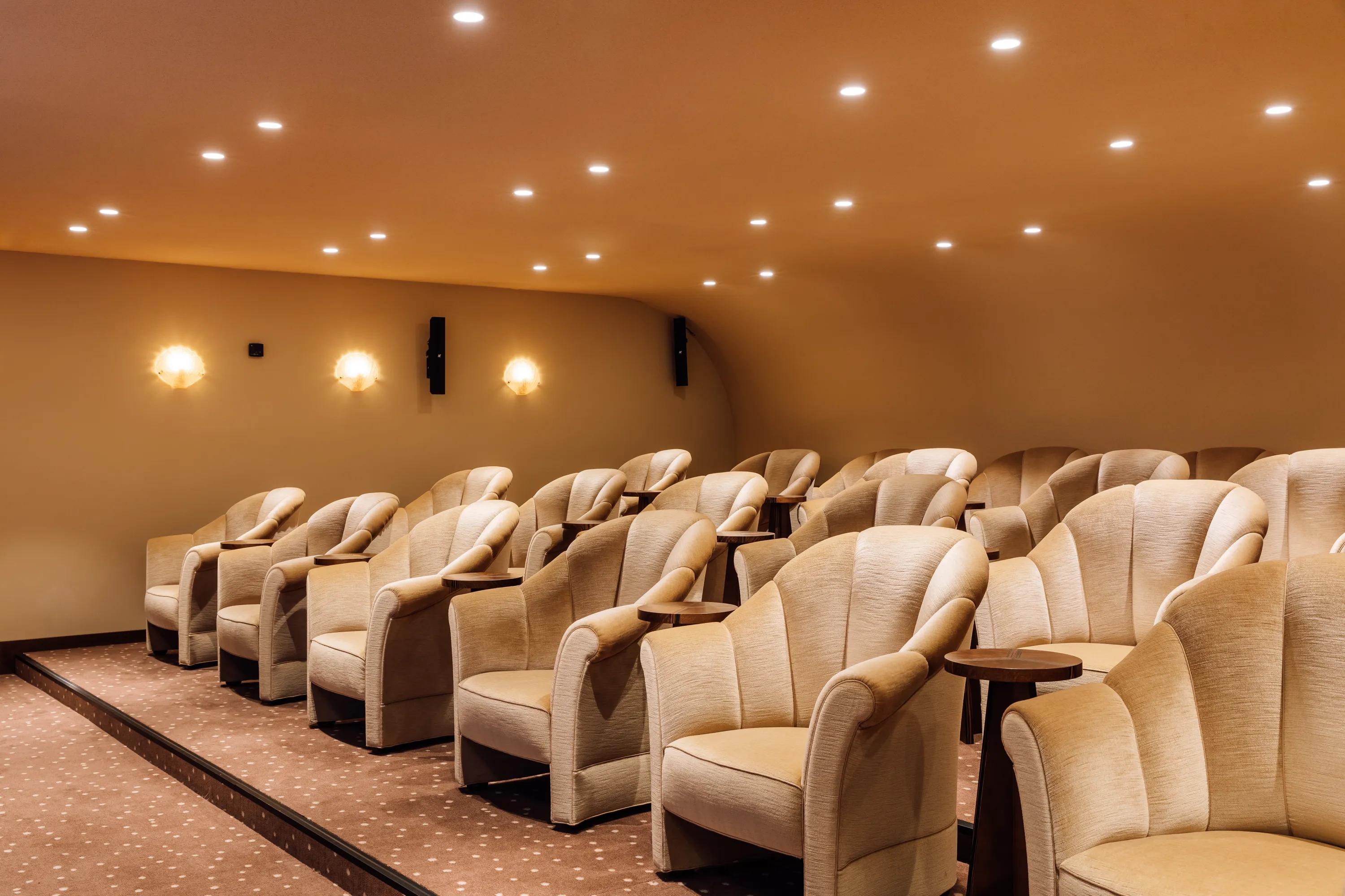 Cinema acoustics optimised with ceiling and wall sound-absorbing solutions.