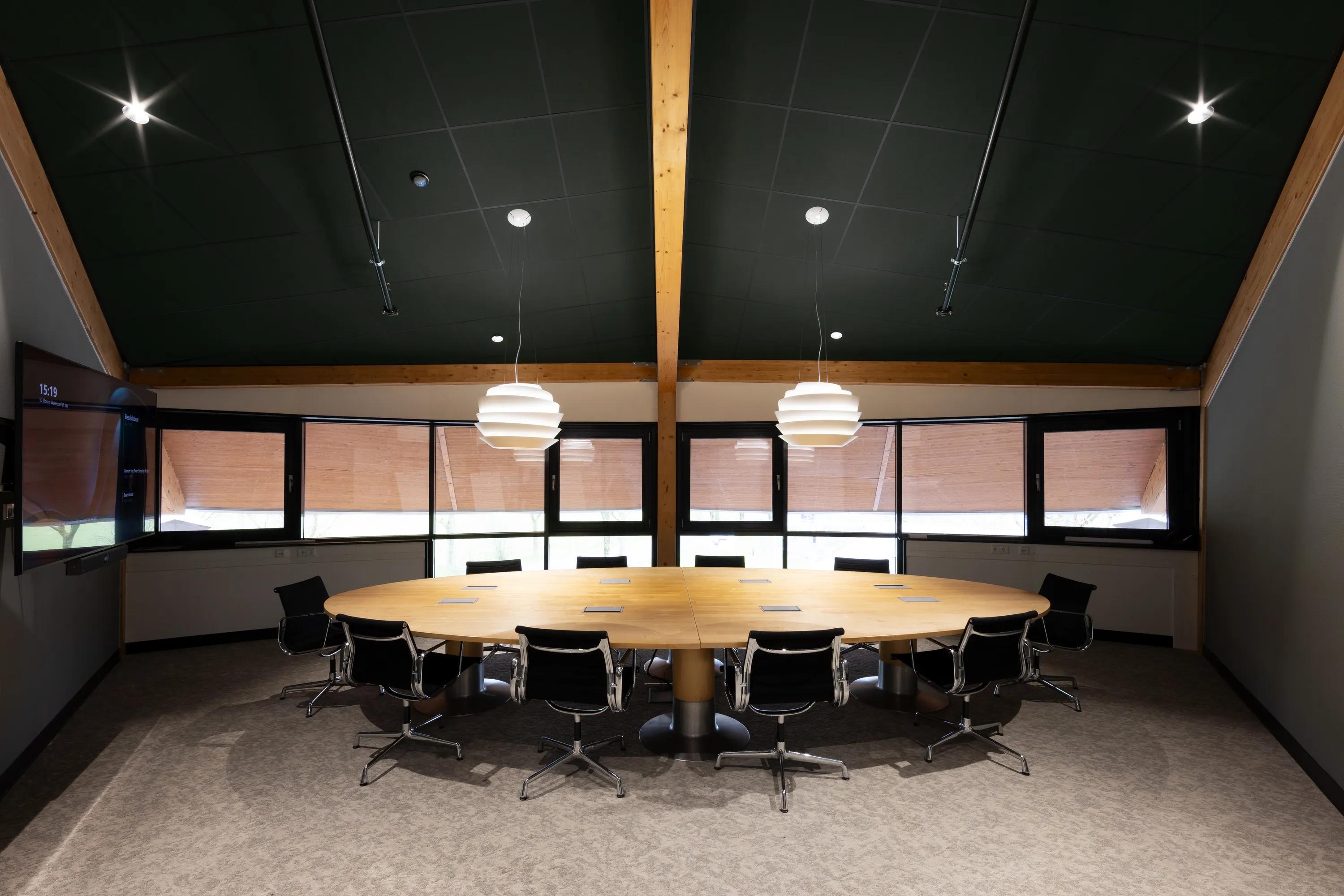 Meeting Room in Bureaux de SABA in Dinxperlo Netherlands with Rockfon Color-all A-Edge