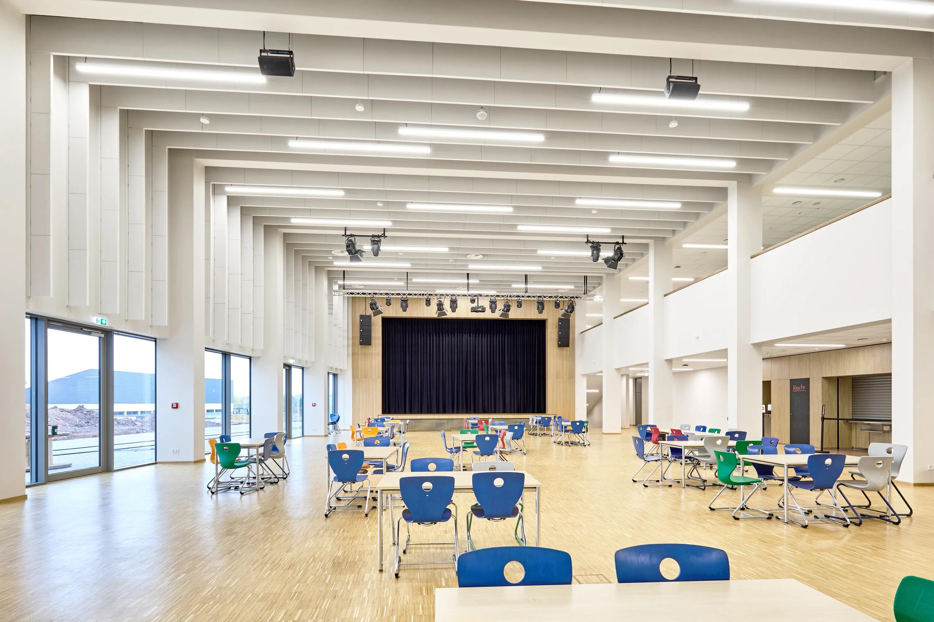 Auditorium in Lichtbergschule in Eiterfeld Germany with Rockfon Contour A-Edge