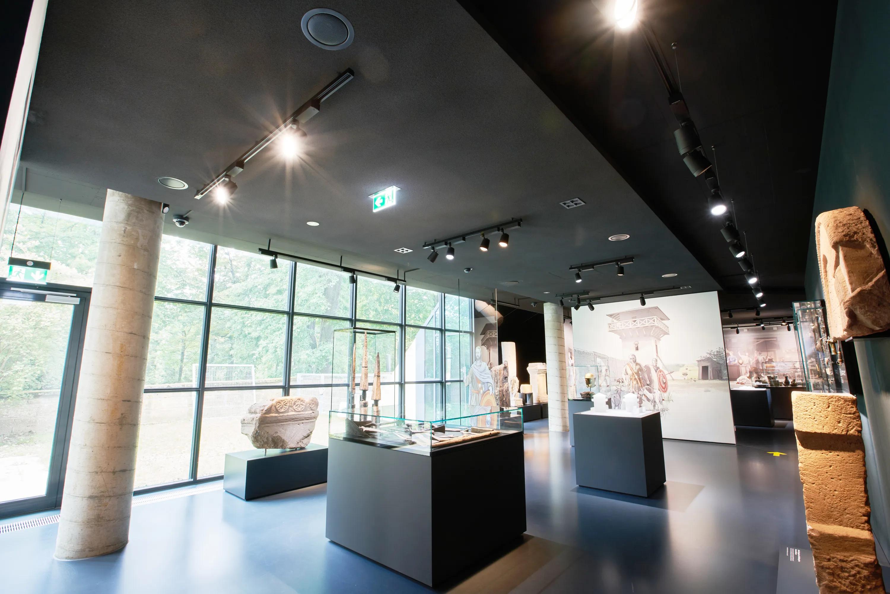A black museum ceiling in DE, Aalen, Limesmuseum, EGGER KOLB Freie Architekten, Lars Behrendt, Leisure, Museum, Rockfon Mono Acoustic, TE, 1800x1200, black, Chicago Metallic Monolithic