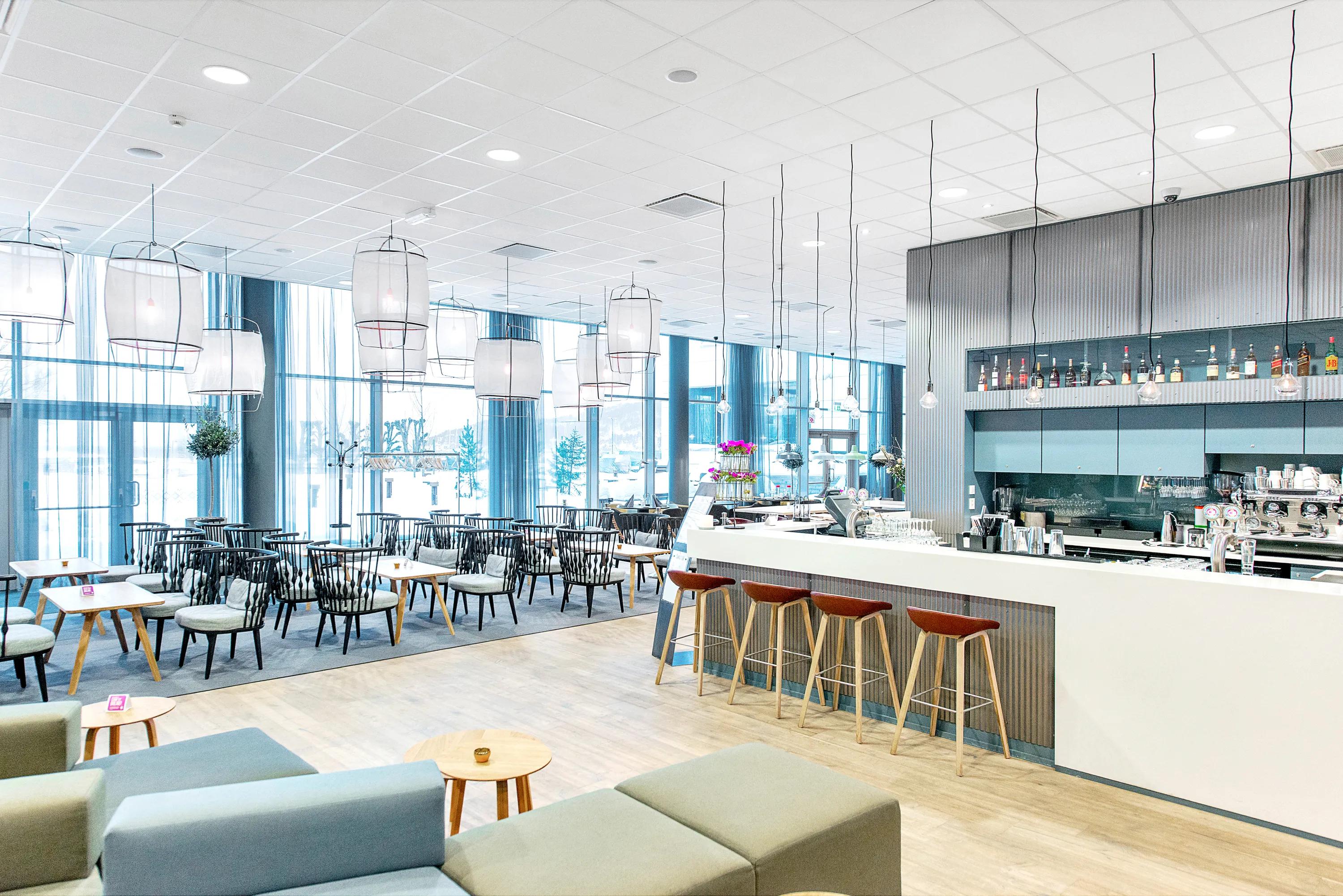 White tile hotel ceiling at Scandic Kristiansand Bystranda, Norway, Kristiansand, Asplan Viak, Krog og Tjader, Kruse and BRG, Aquarama Hoteleiendom, Bico Bygg og Innredninger, Erik Burås, CMC 2800, Rockfon System T24 A/E, White, Tropic, 600 x 600 x 15, A-edge, CMC 2800, ROCKFON System T24 A/E