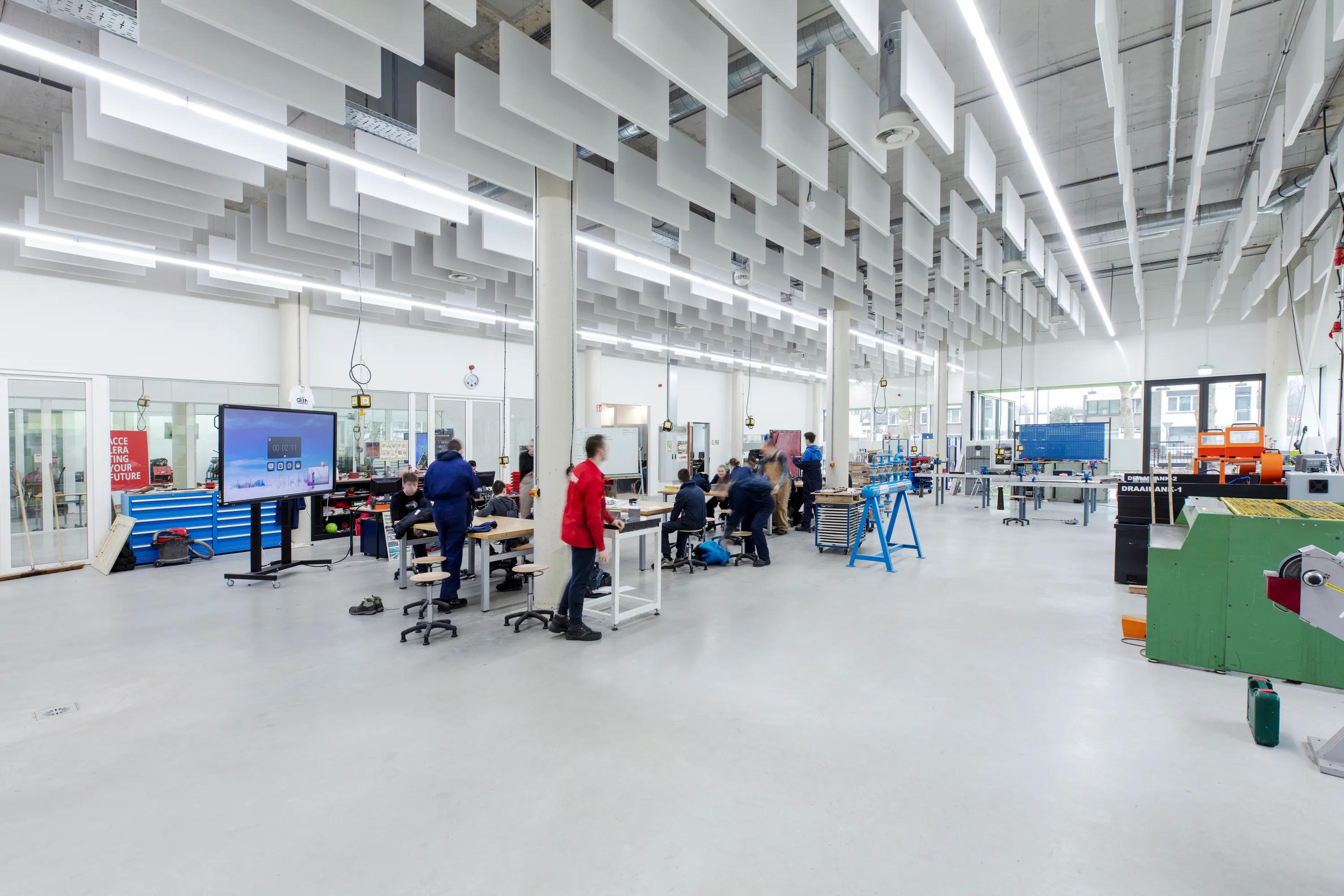 NL, Case study DaCapo College, Sittard, Povse en Timmermans Architecten en Ingeneurs, Rockfon Contour baffle ceiling, AC-edge, 1200x600x50, White, Light Industry