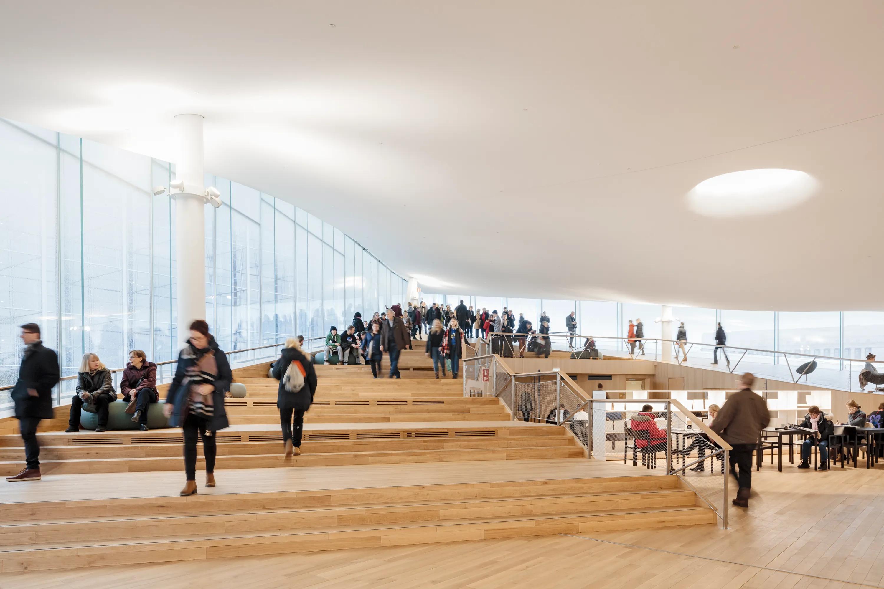 Every detail of the library ceiling contributes to a calmer experience thanks to its Class A sound absorption.