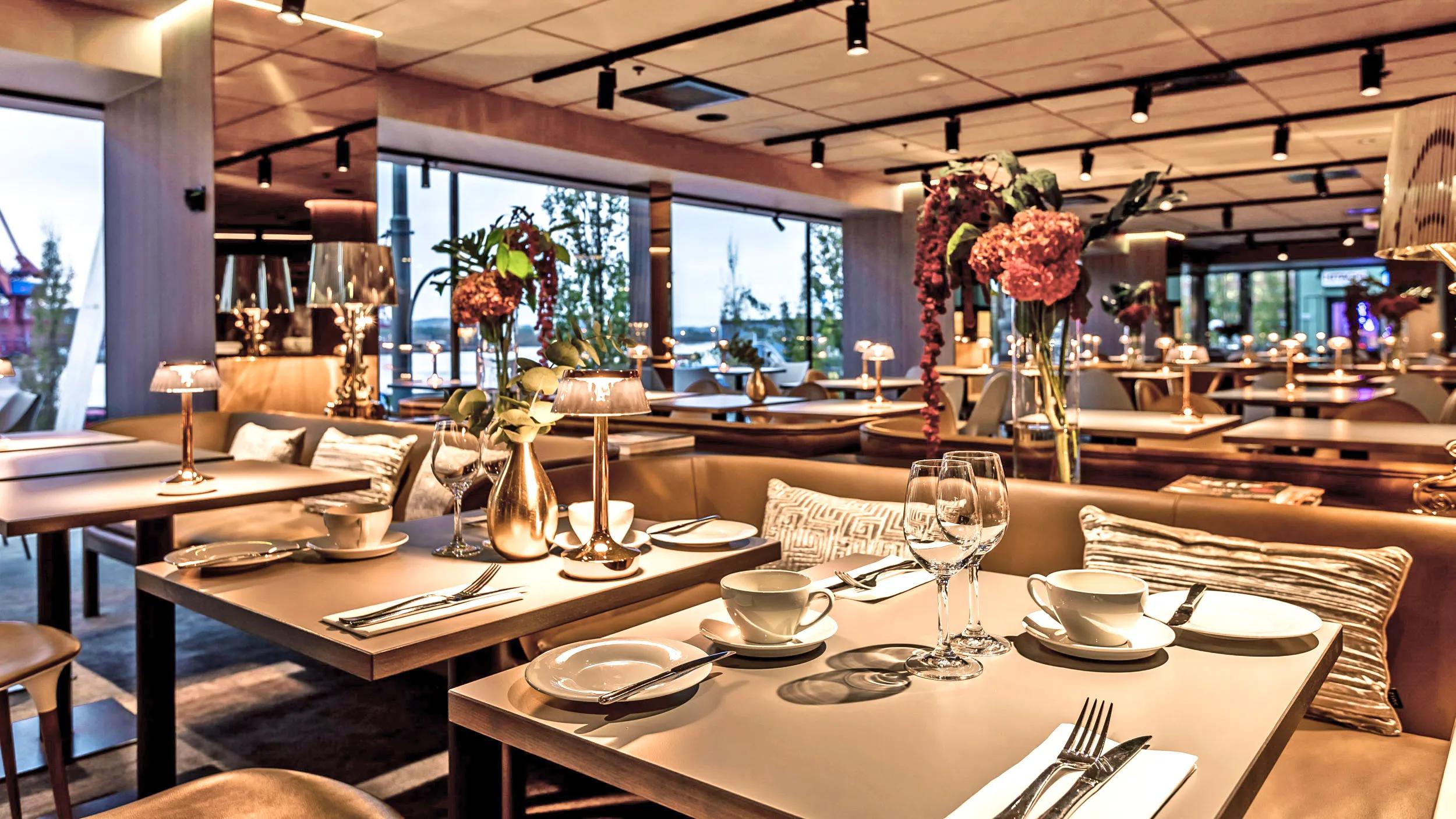Restaurant in Riverton Hotel Gothenburg Sweden with Rockfon Color-all linen colour in E-edge and Chicago Metallic T24 grid in Color-all linen
