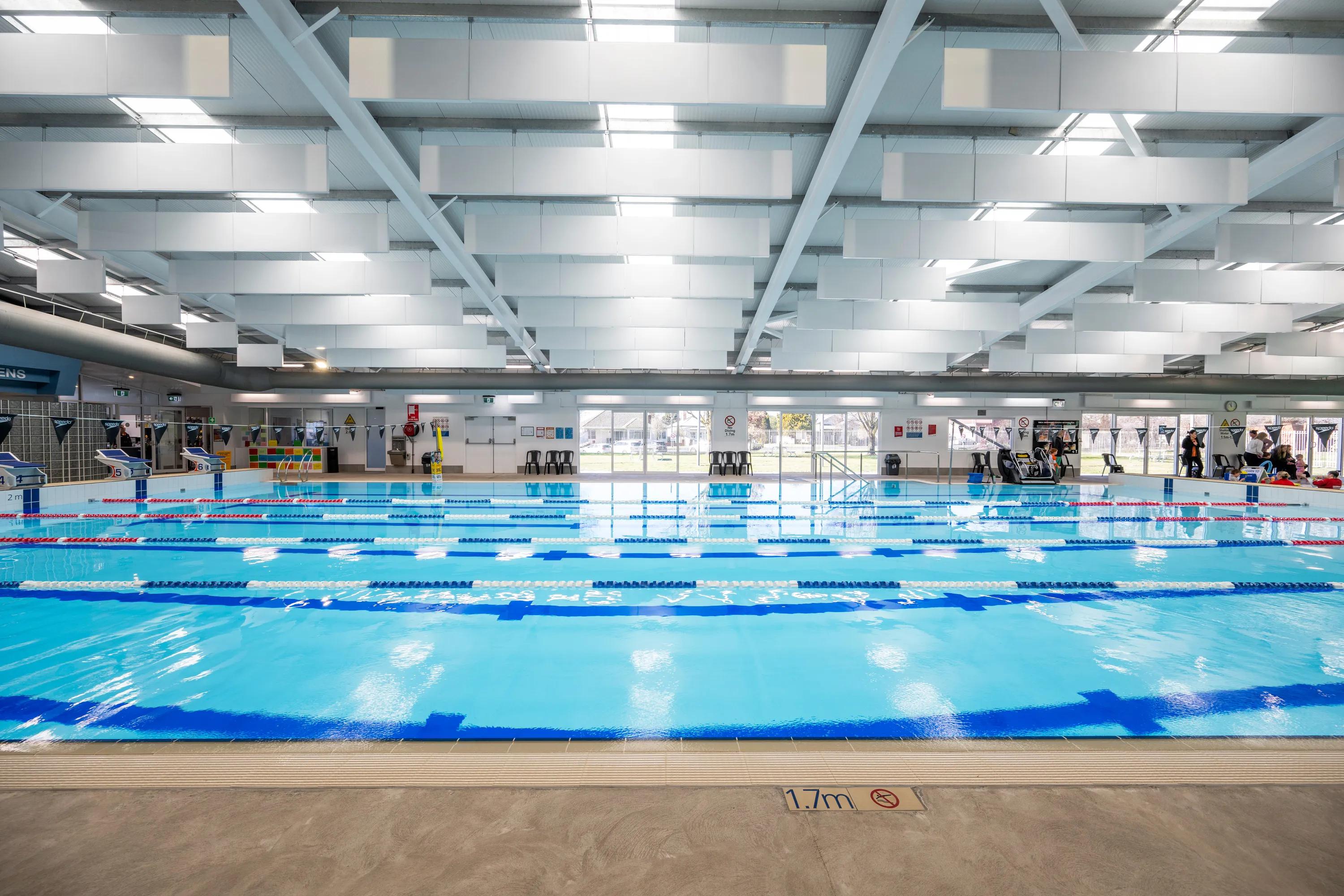 Baffle ceiling a a swimming Pool in CentrePoint Sports and Leisure Centre in Sydney with Rockfon Humitec Baffle 4F-Edge