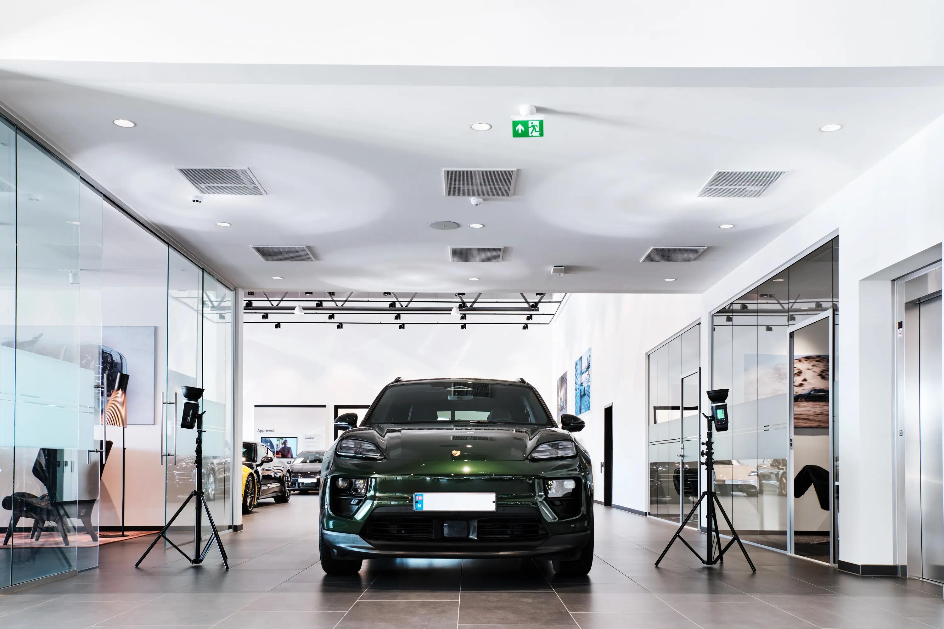 A showroom in Porsche Center Fredrikstad, Norway with fire-rated ceiling Rockfon Mono Acoustic TE-Edge.